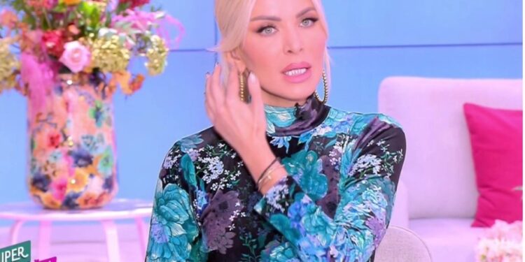 «Πάγωσε» on air η Κατερίνα Καινούργιου: «Έμαθα κάτι, συγγνώμη, έχω σοκαριστεί λίγο τώρα…»[video]