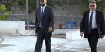 Ο Αλέξης Κούγιας εμφανίστηκε στη δίκη της Πισπιρίγκου με τον 21χρονο γιο του, Χρήστο – «Είναι μεγάλη μέρα για μένα»