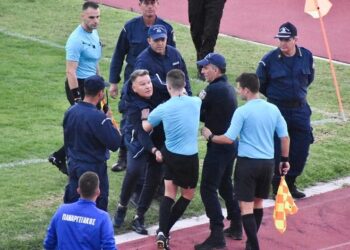 Έξαλλος ο Αλέξης Κούγιας – Άρπαξε διαιτητή από το σορτσάκι, παρενέβησαν αστυνομικοί