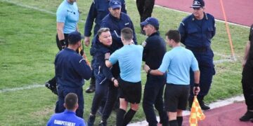 Alldaynews.gr Έξαλλος ο Αλέξης Κούγιας – Άρπαξε διαιτητή από το σορτσάκι, παρενέβησαν αστυνομικοί