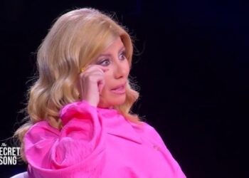 Ζήνα Κουτσελίνη: Ανατρίχιασε την Ελλάδα – «Ο Παναγιωτάκης είναι εδώ, ο Γ. Καραϊβάζ λείπει» (video)