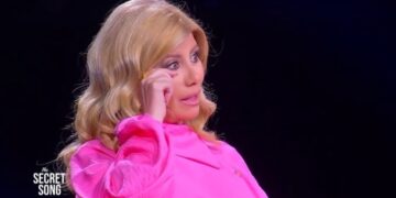 Ζήνα Κουτσελίνη: Ανατρίχιασε την Ελλάδα – «Ο Παναγιωτάκης είναι εδώ, ο Γ. Καραϊβάζ λείπει» (video)