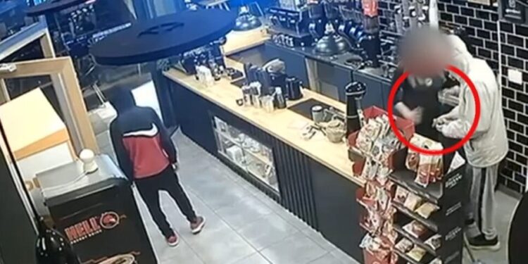 Βίντεο ντοκουμέντο από Θεσσαλονίκη: Ατρόμητη νεαρή σπρώχνει ένοπλο ληστή!