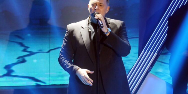 “Ο γιος μου είναι 31, θέλω κι άλλο παιδί” Η διαφορά ηλικίας Νίκου Μακρόπουλου με τη σύντροφό του & η αποκάλυψη