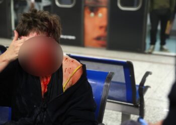 ΠΡΙΝ ΑΠΟ ΛΙΓΟ: Η στιγμή της άγριας επίθεσης ακροδεξιών σε βαγόνι του ΗΣΑΠ (video)