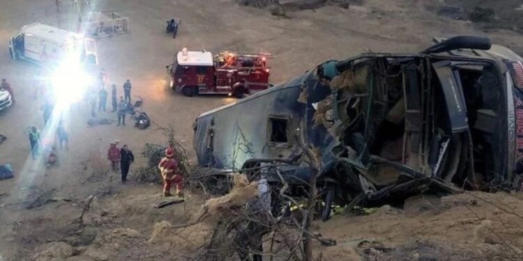 Τραγωδία: Λεωφορείο έπεσε σε χαράδρα 300 μέτρων – 6 τραυματίες και τουλάχιστον 20 νεκpοί (φωτο, video)