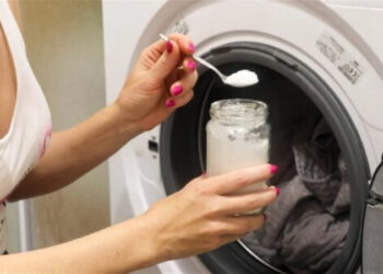 Τα ρούχα μυρίζουν φρεσκάδα χωρίς μαλακτικό: Χρησιμοποιήστε αuτό το φυσικό συστατικό