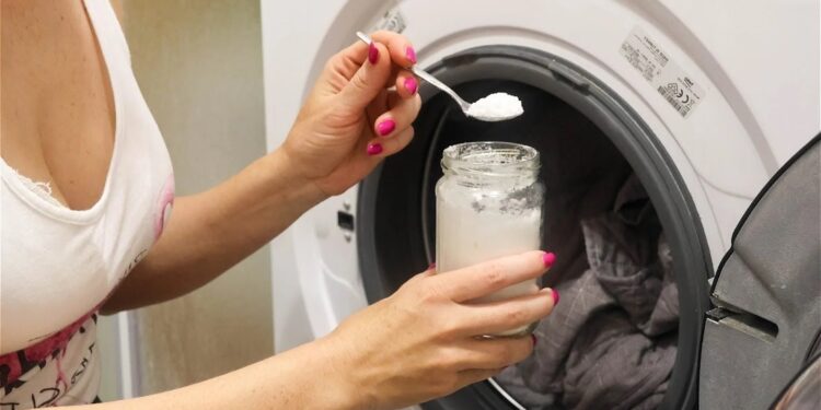 Alldaynews.gr Τα ρούχα μυρίζουν φρεσκάδα χωρίς μαλακτικό: Χρησιμοποιήστε αuτό το φυσικό συστατικό