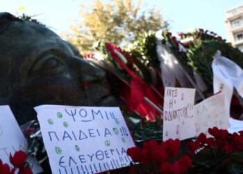 Η ιστορία πίσω από το γλυπτό που βρίσκεται στον περίβολο του Πολυτεχνείου (video)