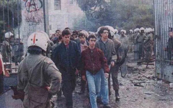 Alldaynews.gr Σαν σήμερα, 18 Νοέμβρη, η άρση ασύλου στο Πολυτεχνείο και οι μαζικές συλλήψεις αναρχικών