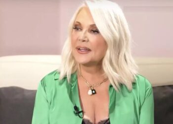 «Χείμαρρος» η Ρούλα Κορομηλά για την κόντρα μεταξύ παρουσιαστών: «Σε ποια χώρα ο ένας παρουσιαστής θάβει τον άλλο δημόσια» (video)