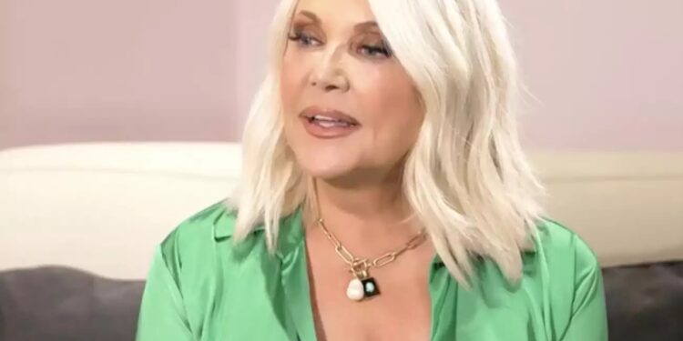 «Χείμαρρος» η Ρούλα Κορομηλά για την κόντρα μεταξύ παρουσιαστών: «Σε ποια χώρα ο ένας παρουσιαστής θάβει τον άλλο δημόσια» (video)