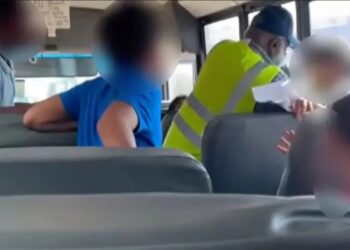 Ανατριχιαστικό βίντεο: Οδηγός σχολικού λεωφορείου σπρώχνει και προσπαθεί να πνίξει μαθητή (video)