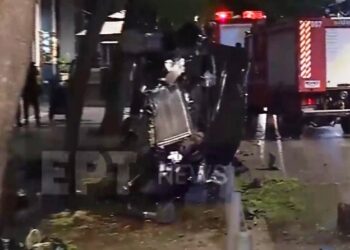 Alldaynews.gr Τρομακτικό τροχαίο στο κέντρο της Αθήνας: IX πήρε «αμπάριζα» κολώνες της ΔΕΗ, ανετράπη και έγινε άμορφη μάζα σιδερικών (video)