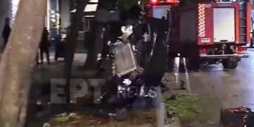 Alldaynews.gr Τρομακτικό τροχαίο στο κέντρο της Αθήνας: IX πήρε «αμπάριζα» κολώνες της ΔΕΗ, ανετράπη και έγινε άμορφη μάζα σιδερικών (video)