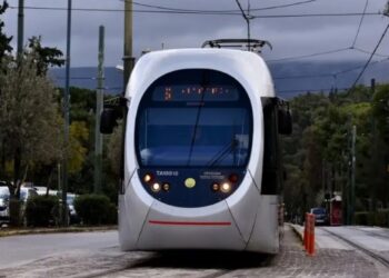 Πεζός παρασύρθηκε από το τραμ στον Νέο Κόσμο και τραυματίστηκε σοβαρά