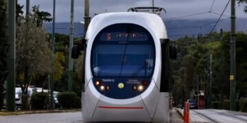 Alldaynews.gr Πεζός παρασύρθηκε από το τραμ στον Νέο Κόσμο και τραυματίστηκε σοβαρά