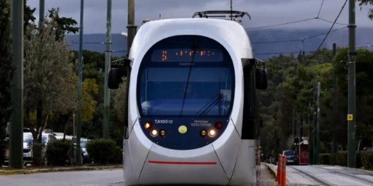 Alldaynews.gr Πεζός παρασύρθηκε από το τραμ στον Νέο Κόσμο και τραυματίστηκε σοβαρά