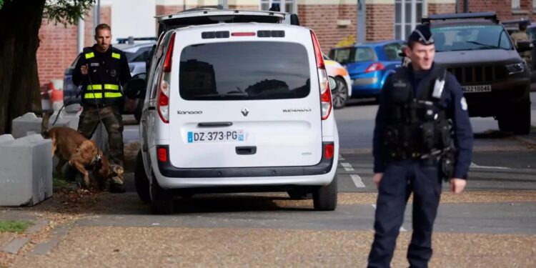 Alldaynews.gr Επίθεση σε σπίτι Εβραίας: “Όταν άνοιξα την πόρτα ένας άνδρας με μαχαίρωσε 2 φορές” – Σβάστικα βρέθηκε ζωγραφισμένη απ’ έξω