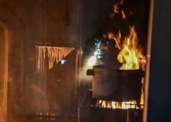 Άγνωστοι προκάλεσαν εμπρησμό σε ταβέρνα στην Πεύκη – Χτύπησαν στο κεφάλι συγγενή του επιχειρηματία (video)