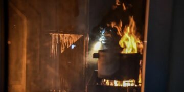 Άγνωστοι προκάλεσαν εμπρησμό σε ταβέρνα στην Πεύκη – Χτύπησαν στο κεφάλι συγγενή του επιχειρηματία (video)