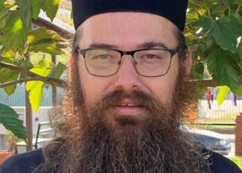 Ο ιερέας και αστυνομικός που το πρωί υπηρετεί την αστυνομία και απόγευμα διακονεί στην εκκλησία