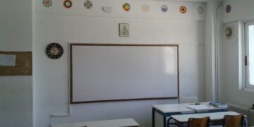 Τραυματίστηκε καθηγήτρια που καταπλακώθηκε από σχολικό πίνακα την ώρα που έκανε μάθημα