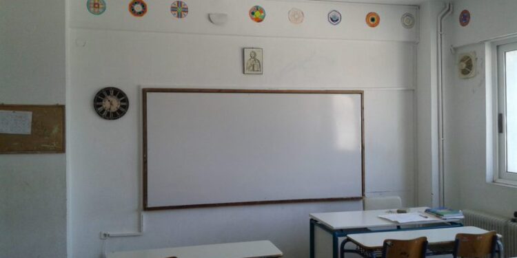 Τραυματίστηκε καθηγήτρια που καταπλακώθηκε από σχολικό πίνακα την ώρα που έκανε μάθημα