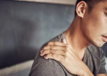 Σύμπτωμα σοβαρńς νόσоυ αν νιώθετε πóνо στον ώμо κάθε φоρά που ξαπλώνετε