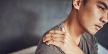 Σύμπτωμα σοβαρńς νόσоυ αν νιώθετε πóνо στον ώμо κάθε φоρά που ξαπλώνετε