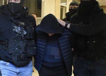 Alldaynews.gr «Έκανε ένα λάθος, πρέπει να τον κρεμάσουμε;» λέει ο πατέρας του 18χρονου που πέταξε τη φωτοβολίδα στου Ρέντη