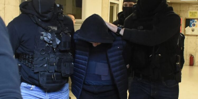 «Έκανε ένα λάθος, πρέπει να τον κρεμάσουμε;» λέει ο πατέρας του 18χρονου που πέταξε τη φωτοβολίδα στου Ρέντη