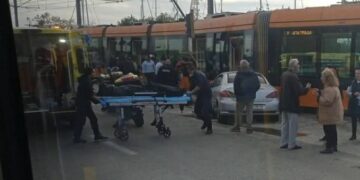 Alldaynews.gr Ένας νεκρός από τη σύγκρουση τραμ με αυτοκίνητο στο Π. Φάληρο (φωτο)