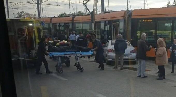 Alldaynews.gr Ένας νεκρός από τη σύγκρουση τραμ με αυτοκίνητο στο Π. Φάληρο (φωτο)