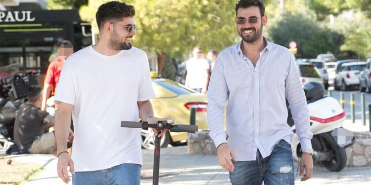 Alldaynews.gr Βαρύ πένθος για τον Νίκο Πολυδερόπουλο – Πέθανε ο 28χρονος αδερφός του