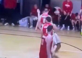 Εν ψυχρώ γροθιά παίκτη του Πανερυθραϊκού σε αντίπαλό του – Τι δήλωσε για την απαράδεκτη ενέργειά του (video)