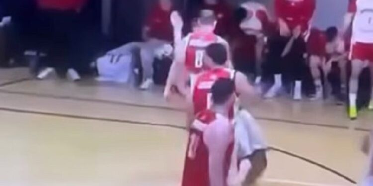 Εν ψυχρώ γροθιά παίκτη του Πανερυθραϊκού σε αντίπαλό του – Τι δήλωσε για την απαράδεκτη ενέργειά του (video)