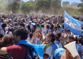 Σε απόγνωση ο κόσμος στην Αργεντινή από την υποτίμηση του εθνικού νομίσματος κατά 50%