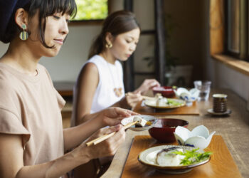 Γιατί οι γυναίκες στην Ιαπωνία δεν παχαiνουν ποτέ και ζουν τα περισσóτερα χρόνια