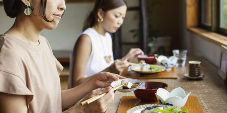 Γιατί οι γυναίκες στην Ιαπωνία δεν παχαiνουν ποτέ και ζουν τα περισσóτερα χρόνια