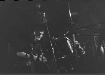 Πέθανε ξαφνικά ο Γιώργος Τόλιος: Ήταν ντράμερ του θρυλικού συγκροτήματος «Τρύπες»