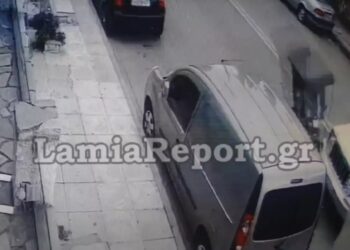 Η στιγμή που ντελιβεράς πέφτει σε αυτοκίνητο που έκανε όπισθεν και «εκτοξεύεται»