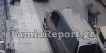 Alldaynews.gr Η στιγμή που ντελιβεράς πέφτει σε αυτοκίνητο που έκανε όπισθεν και «εκτοξεύεται»