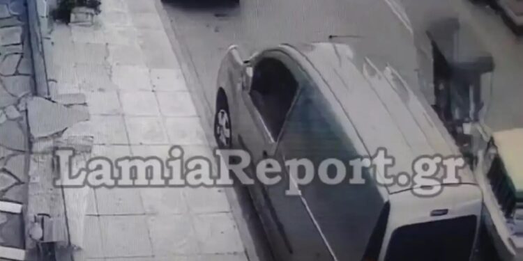 Alldaynews.gr Η στιγμή που ντελιβεράς πέφτει σε αυτοκίνητο που έκανε όπισθεν και «εκτοξεύεται»