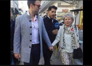 Κασσελάκης – Ακρίτα: Περπάτησαν πιασμένοι χέρι – χέρι στο κέντρο της Αθήνας