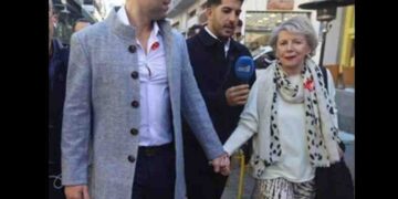 Alldaynews.gr Κασσελάκης – Ακρίτα: Περπάτησαν πιασμένοι χέρι – χέρι στο κέντρο της Αθήνας