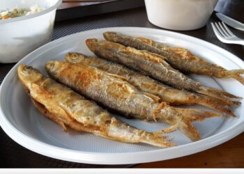 Πώς να τηγανίζετε ψάρια χωρίς να μυρίζει η κουζίνα σας – Το κόλπο που θα σας εκπλήξει