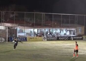 Απίστευτο στιγμιότυπο από αγώνα στην Κρήτη: Τερματοφύλακας έβαλε το γκολ της χρονιάς από την εστία του! (video)