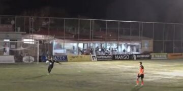 Απίστευτο στιγμιότυπο από αγώνα στην Κρήτη: Τερματοφύλακας έβαλε το γκολ της χρονιάς από την εστία του! (video)