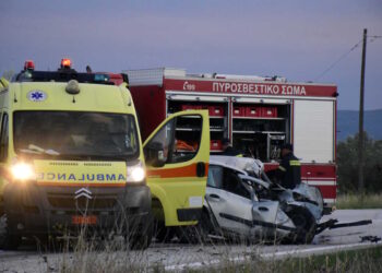Ένας νεκρός πυροσβέστης και τρεις τραυματίες σε τροχαίο – Διαλύθηκαν τα δύο αυτοκίνητα